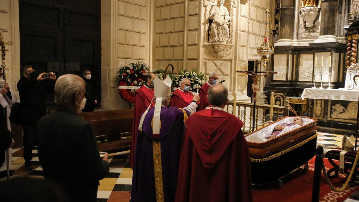 El féretro de Palmero ya en la concatedral