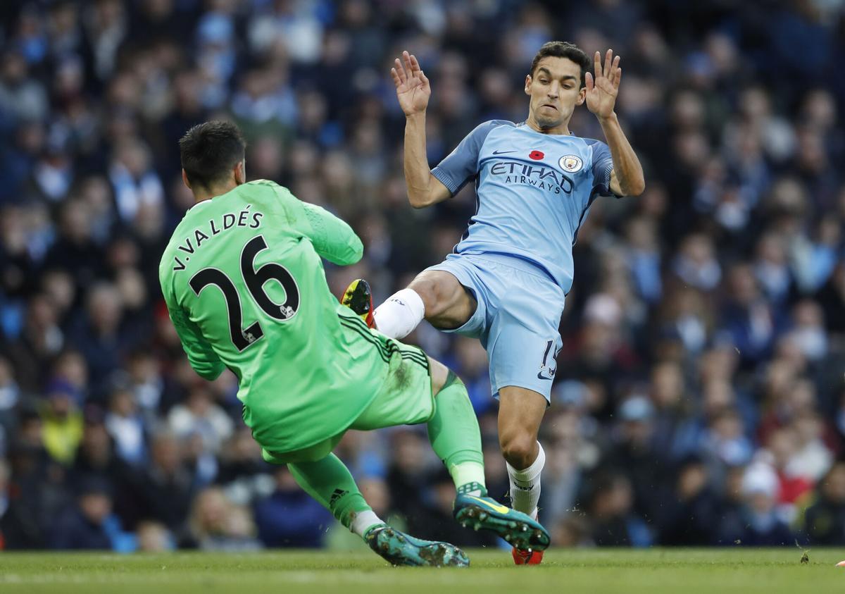 Valdés sale a los pies de Jesús Navas, cuando defendía el marco Middlesbrough y se enfrentó al Manchester City en 2016.
