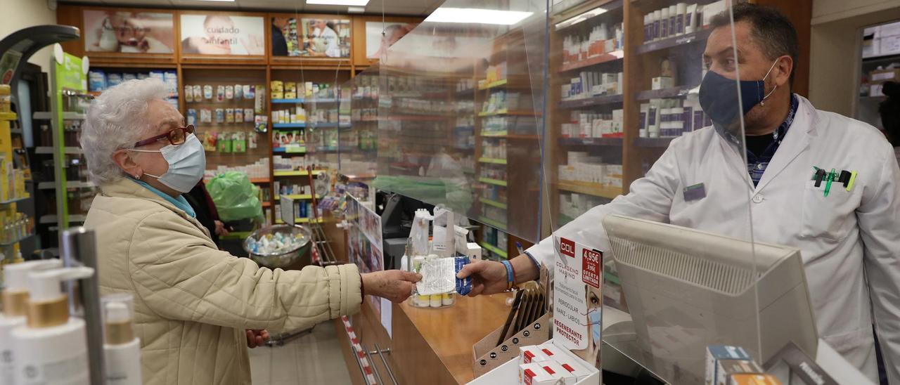 Una mujer compra en una farmacia.