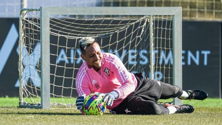 Diego Alves, ayer, durante su primer entrenamiento en la ciudad deportiva de Mos.