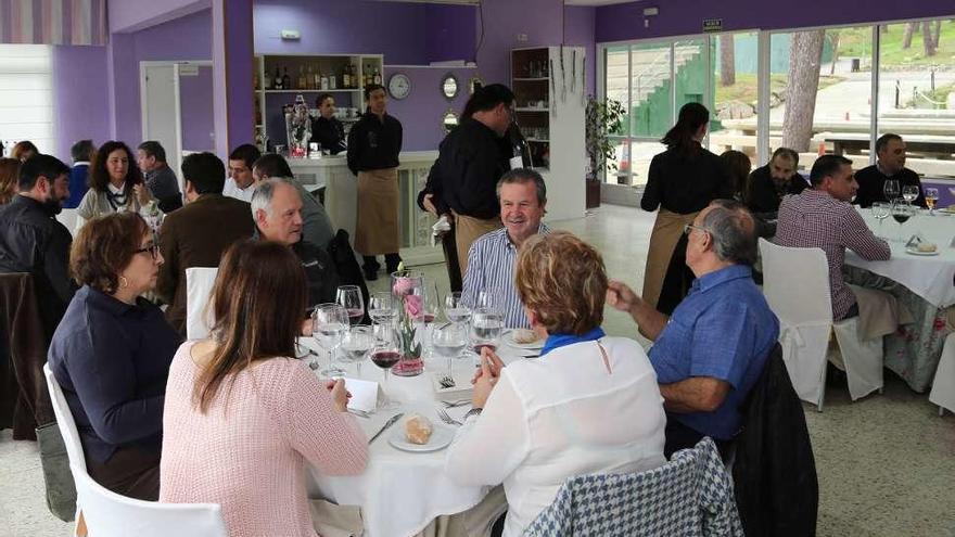 Los alumnos se encargaron de preparar el almuerzo y el comedor. // Muñiz