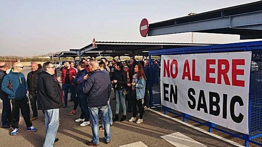 Los sindicatos convocan huelga en Sabic en protesta por el ERE