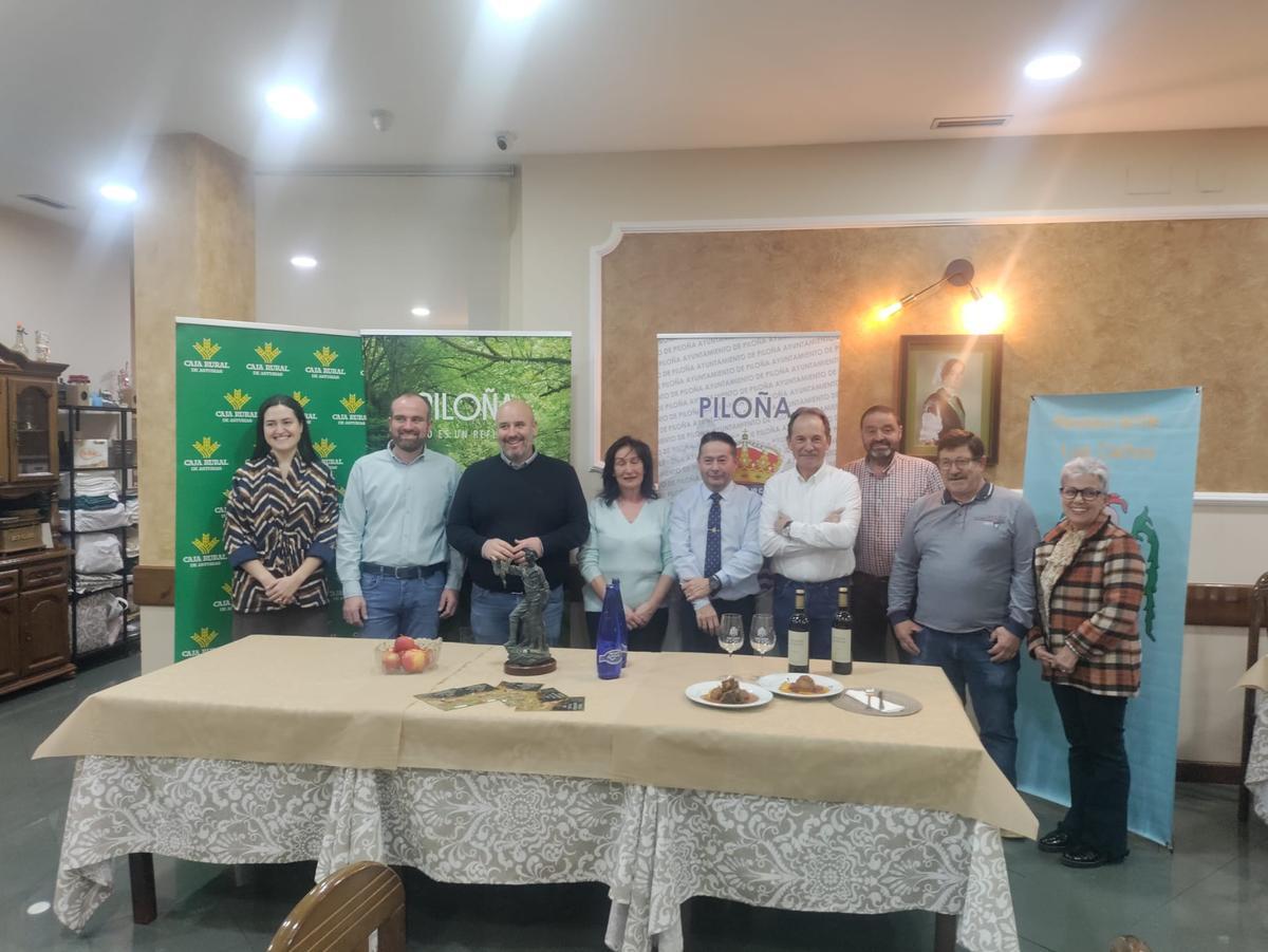 Irene Carreño Varela (concejala de turismo),el alcalde de Piloña Iván Allende, Marcos Da Rocha Rodríguez (director de planificación agraria del Principado de Asturias), Marisol Remis del restaurante la Atalaya, Javier Sánchez del restaurante Los Caños, José Rodríguez González (presidente de ADECA), José Antonio Cuevas (concejal de medio rural), Alfredo Pérez Benito (Secretario de ADECA) y la concejala de  cultura Viri Iglesias.