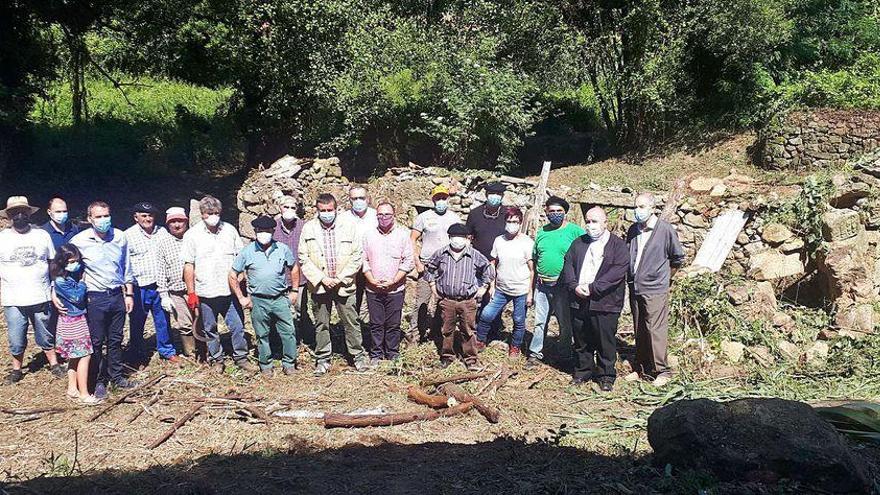 Miembros de la Asociación de Muiñeiros do Tripes, junto a alcalde y edil, celebran el inicio de la recuperación del Muíño do Mañoco.