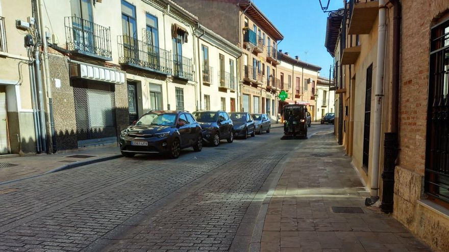 La máquina que reforzó el servicio en la limpieza durante la Vendimia barre la calle Tablarredonda. | M. J. C.