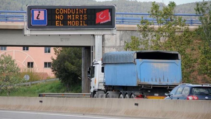 Un panell instal.lat a l&#039;eix Transaversal, com els que es posaran al tram sud de la C-55