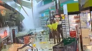 Una DANA derrumba del techo de un supermercado en Valencia