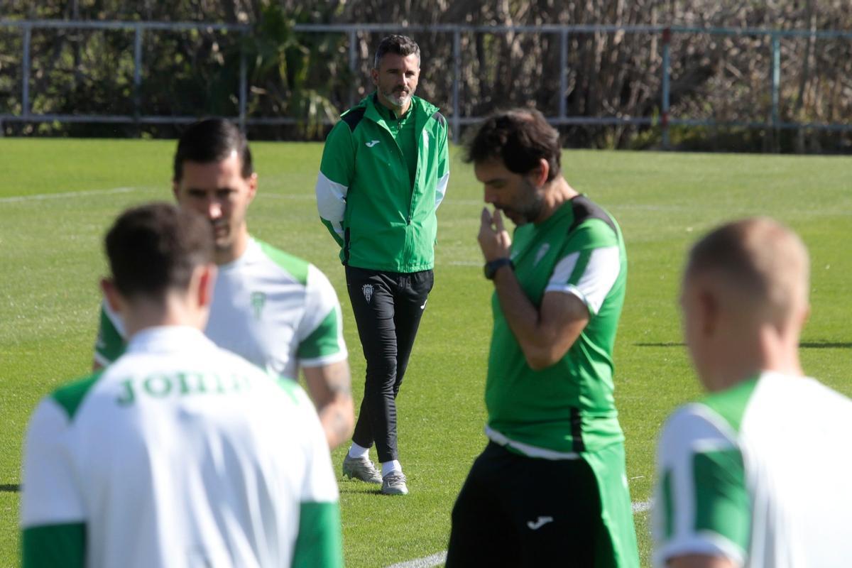 Iván Ania, al fondo de la imagne, durante una sesión en la Ciudad Deportiva.