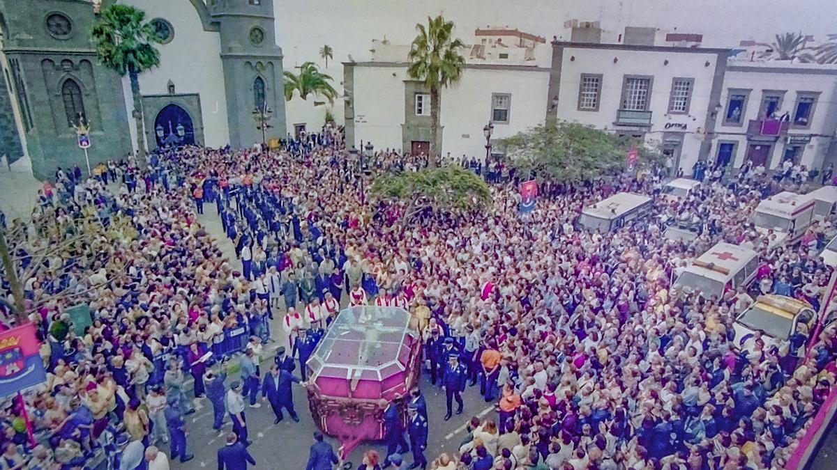 Imagen de la llegada del Cristo de Telde en su urna a la catedral, arropado por miles de feligreses.