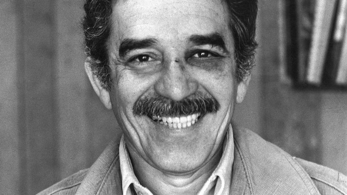 Gabriel García Márquez, dejando constancia del impacto del puño de Vargas Llosa en su cara.