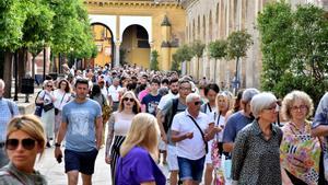 Archivo - Turistas en el Patio de los Naranjos de la Mezquita-Catedral de Córdoba.