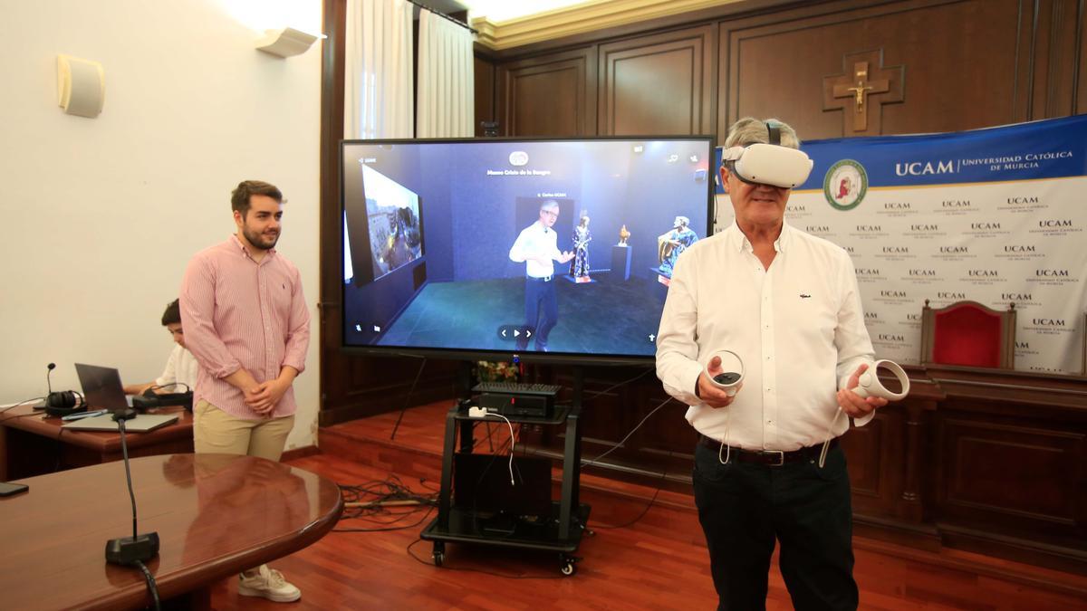 Carlos Valcárcel, presidente de la Archicofradía de la Sangre, realizando la visita virtual junto a Miguel Alcaraz, estudiante que ha realizado el proyecto