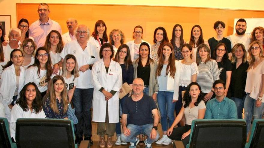 Los futuros médicos con la gerente en el acto de recepción