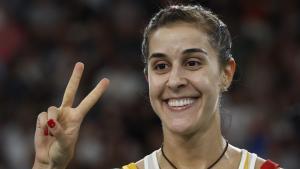 Carolina Marín celebra su victoria ante la suiza Jenjira Stadelmann en los Juegos.