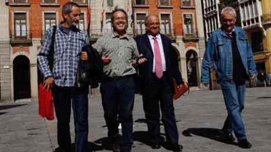 Romualdo Fernández, Francisco Guarido, el embajador Mario Isea y Cayo Lara, ayer en la Plaza Mayor.