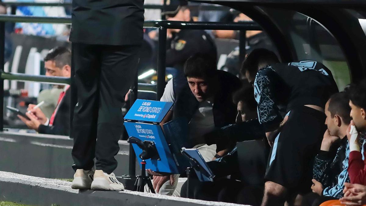 Pablo Hernández, en el banquillo, revisando una acción durante el Castellón-Malaga del SkyFi Castalia.