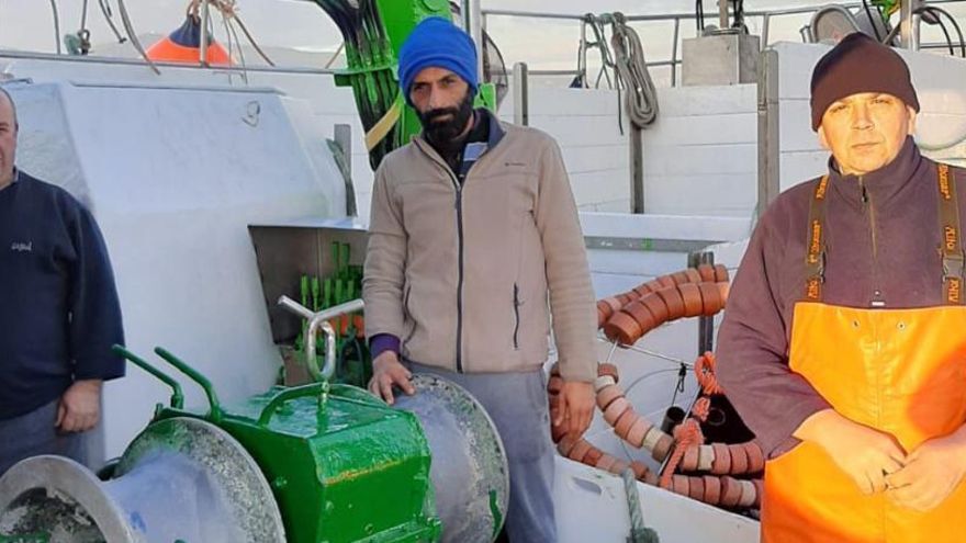 Pescadores de un cerquero gallego mientras trabajaban esta semana.