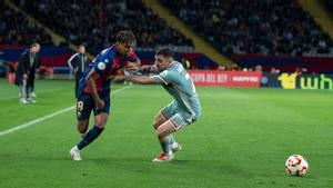 Lamine Yamal se escapa de Javi Galán en la primera parte del Barça-Atlético en Montjuïc.