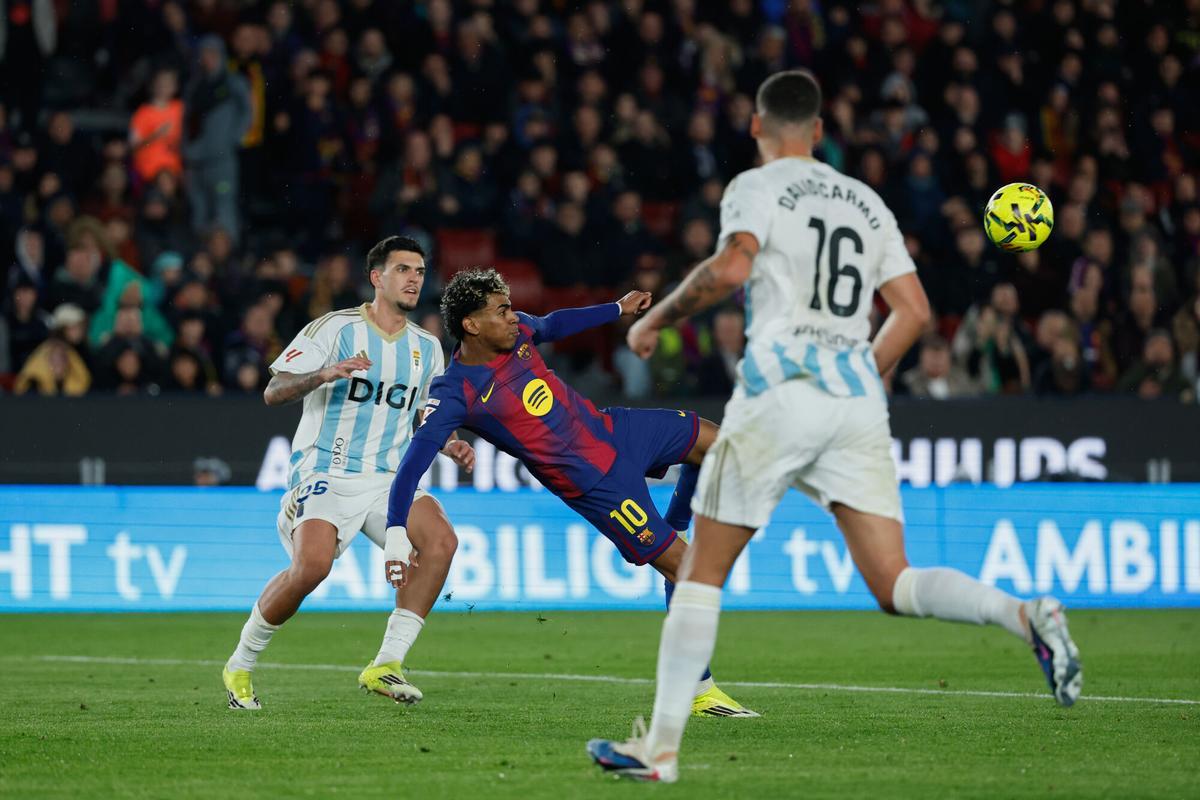 Lamine marca el tercero con un golazo ante el Oviedo