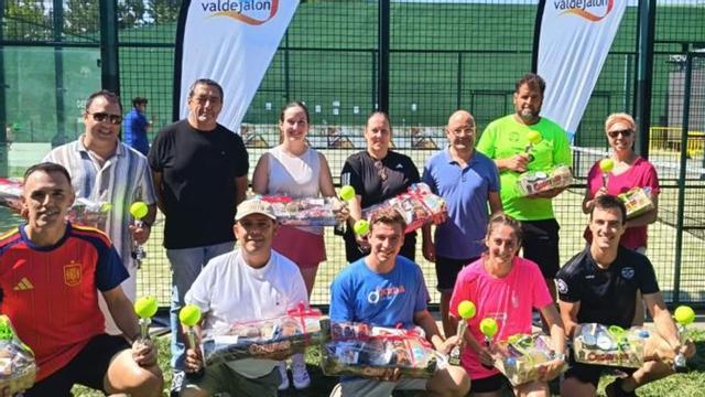Los ganadores y subcampeones del Torneo de Pádel Comarca de Valdejalón recibieron sus trofeos.