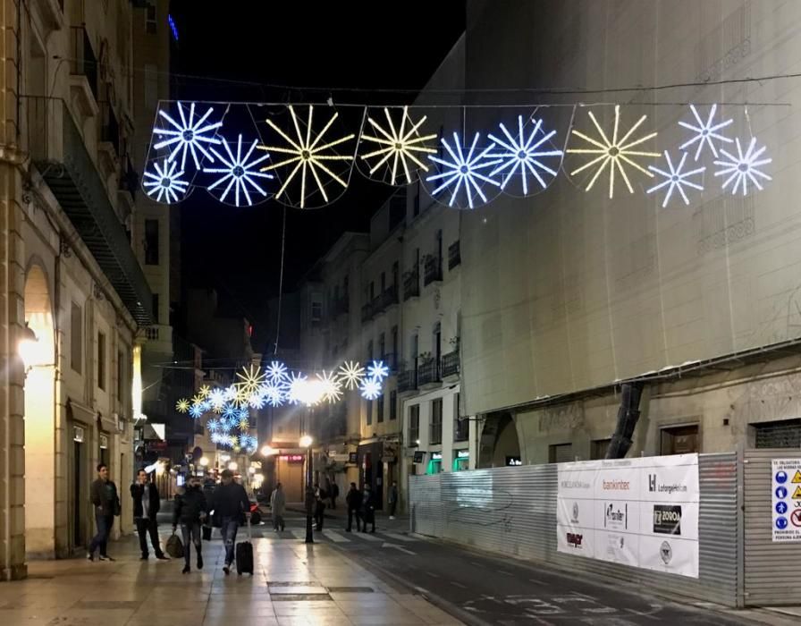 Los arcos de la Rambla y de la plaza del Ayuntamiento, además de otros colocados en barrios, permanecían anoche activados, pese a que el polémico pliego recoge que el alumbrado finaliza el 6 de enero,