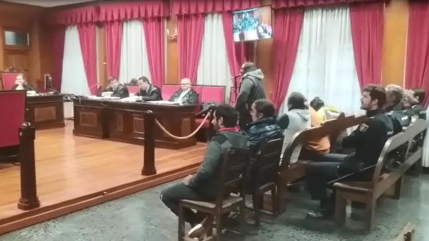 Los Madriles llegan a la Audiencia Provincial de Ourense entre fuertes medidas de seguridad