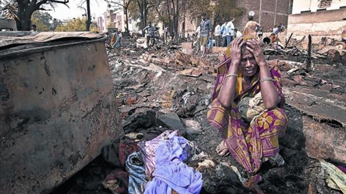 Desesperación 8 Una mujer india llora al comprobar que una bolsa con dinero para la dote de su hija se ha quemado en un incendio en Gurgeon.