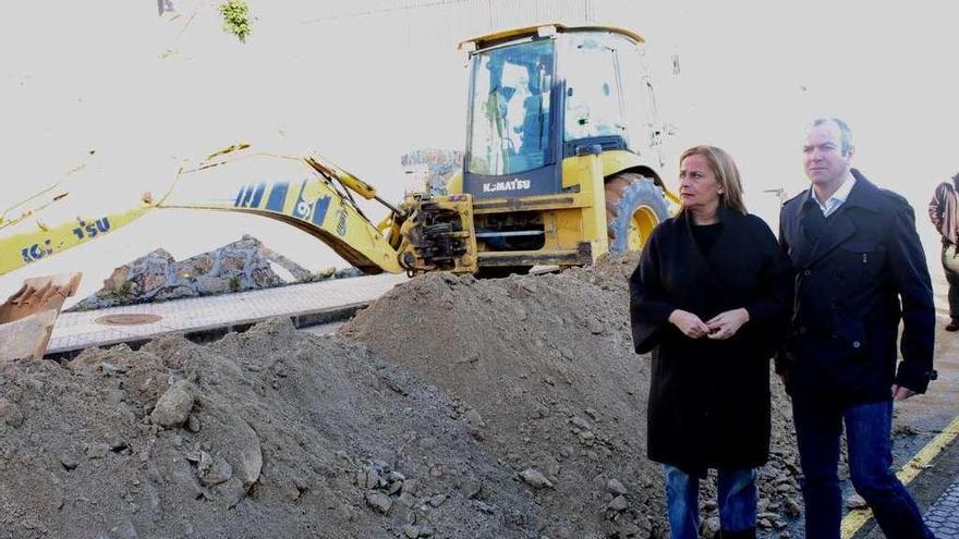 La presidenta provincial, Carmela Silva, visitando obras del Plan Concellos 2016 en A Estrada.