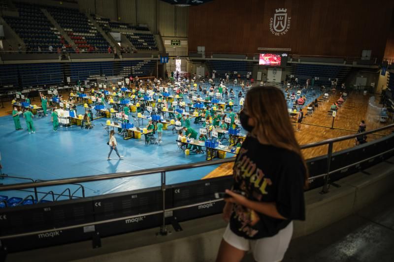 Jornada de vacunación a menores de 16 años en el Pabellón Santiago Martín