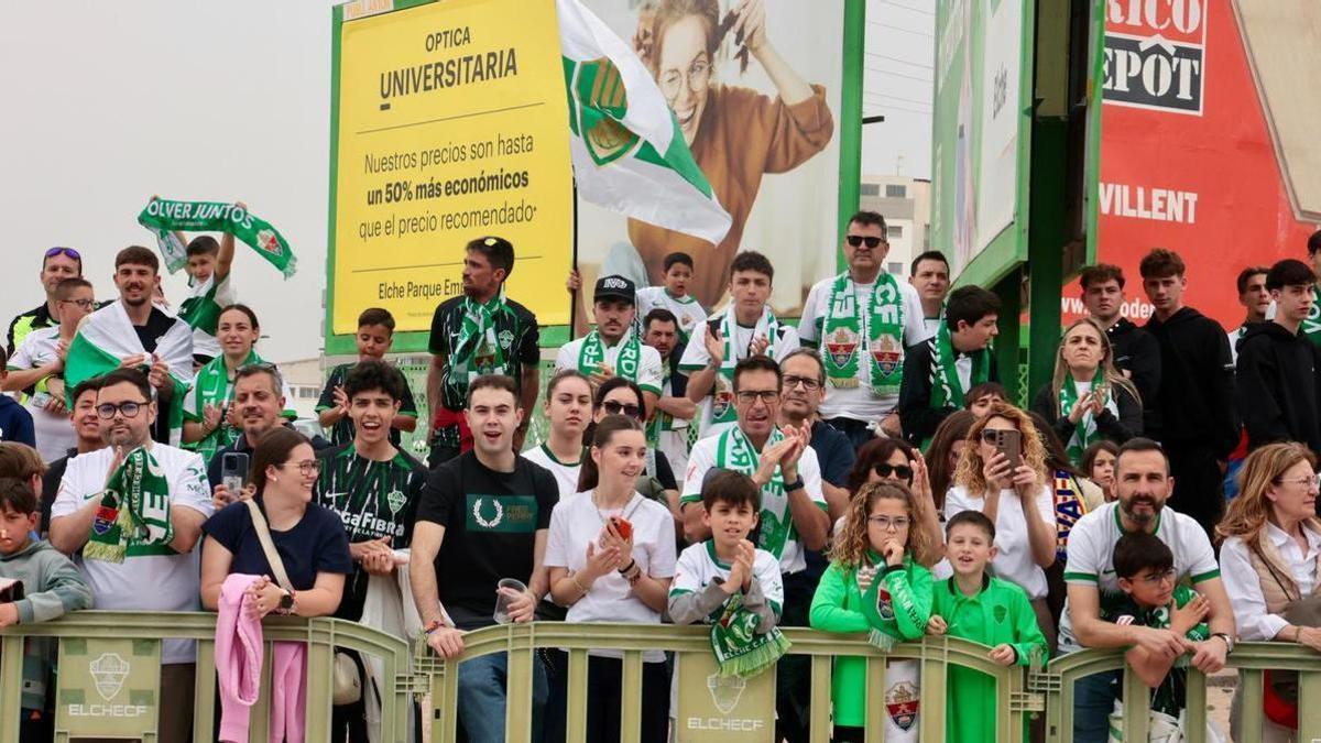 Aficionados del Elche durante el recibimiento previo al derbi contra el Valencia.