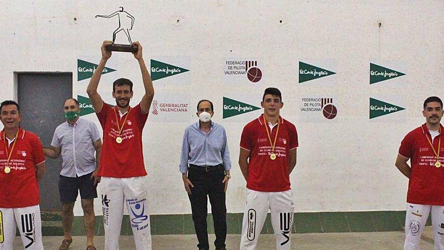 El equipo de Faura, ayer, alzando el título de campeón de Galotxa.