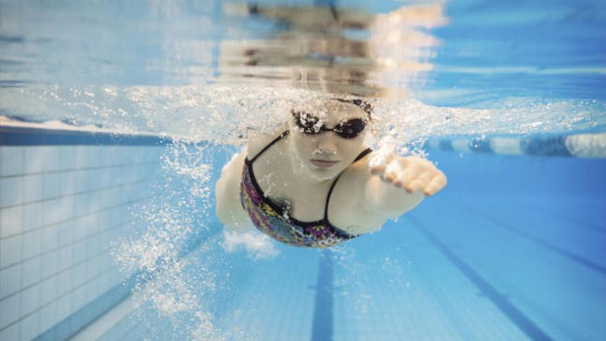 La natación ejercita todas las partes del cuerpo.