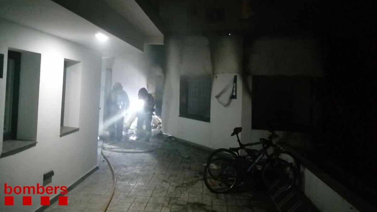 Bomberos de la Generalitat desalojando el espacio Bomberos de la Generalitat desalojando el espacio
