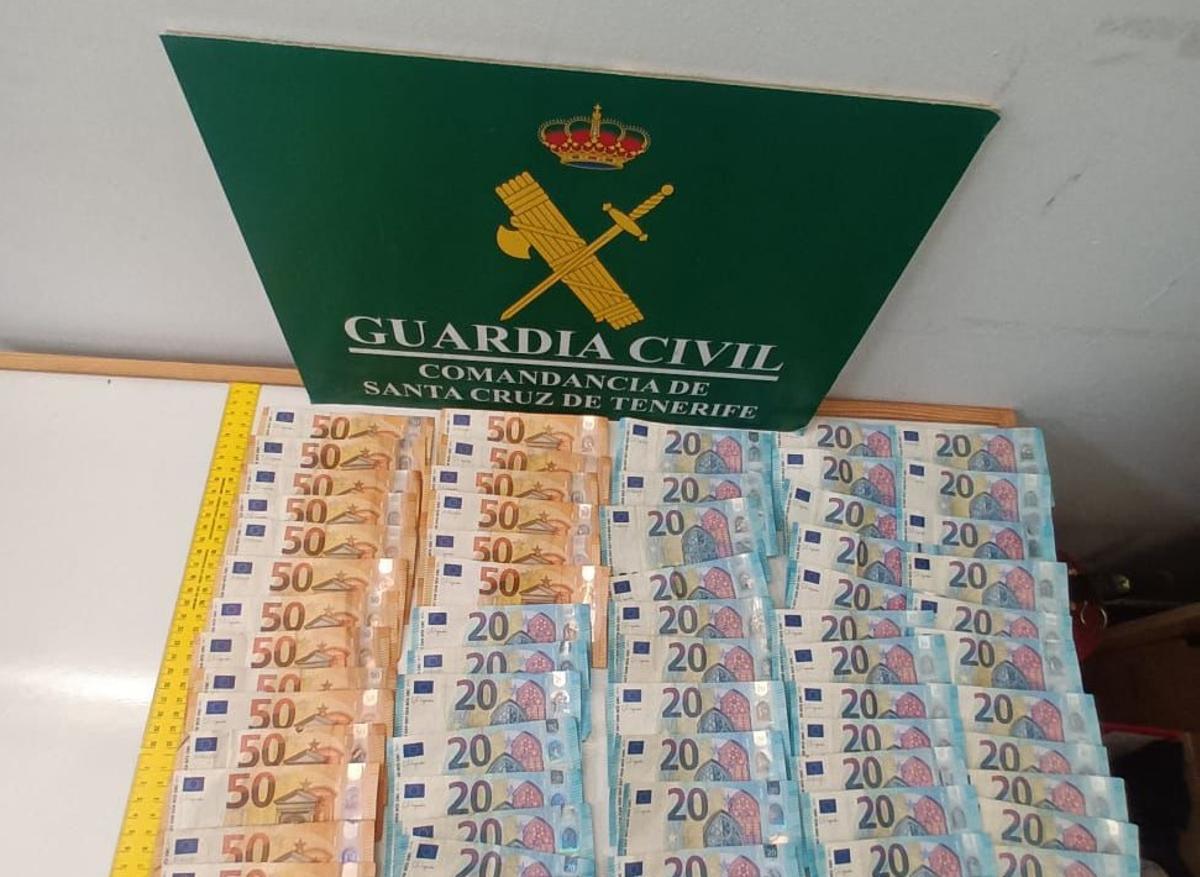 Parte de los 3.000 euros requisados por la Guardia Civil a un joven por tráfico de drogas en Puerto Santiago, en Tenerife.