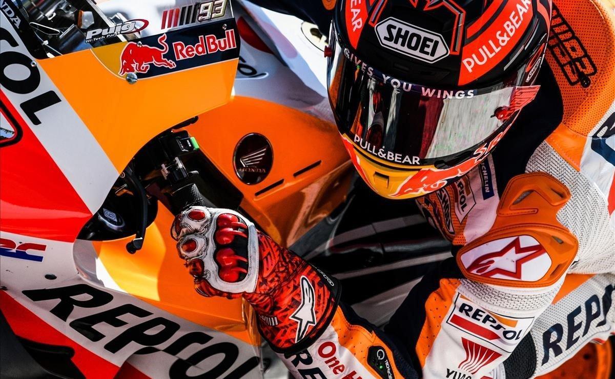 El piloto catalán del equipo Repsol Honda, Marc Márquez, toma una curva durante el segundo día de las pruebas de pretemporada de MotoGP 2019, en el Circuito Internacional de Sepang.