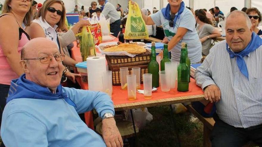 José Manuel Huerta, Esperanza Fernández, Mirta Menéndez, María Fernández y José Barro, durante la romería.