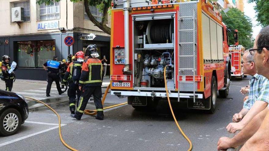 Un vehículo arde en el interior de un garaje en la calle Principe de Asturias