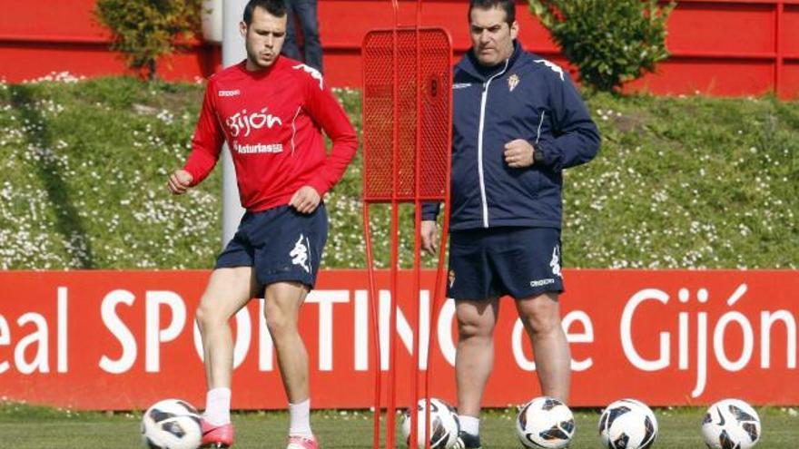 Santi Jara golpea el balón, ante la mirada de Sandoval, durante uno de los ejercicios tácticos de la sesión de ayer.