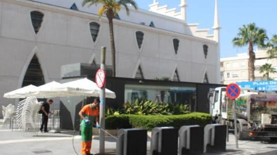 Limpieza de contenedores soterrados en la plaza del Sagrado Corazón de Torrevieja.