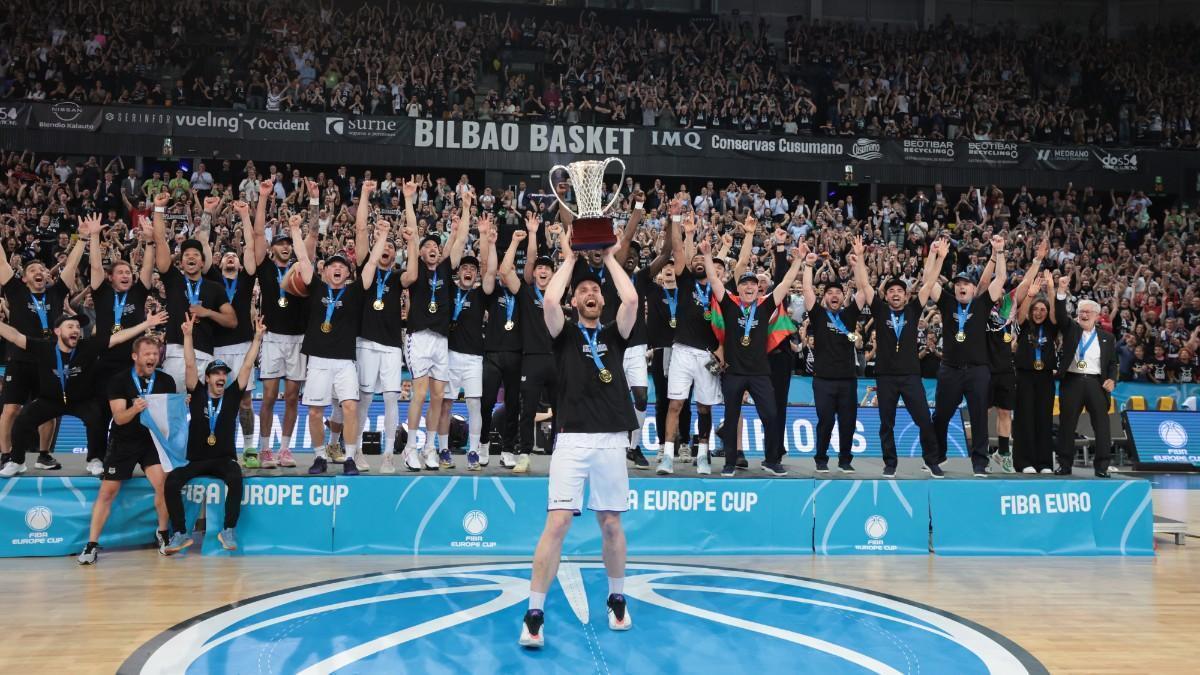 El Surne Bilbao vuelve a levantar el trofeo de la FIBA Europe Cup