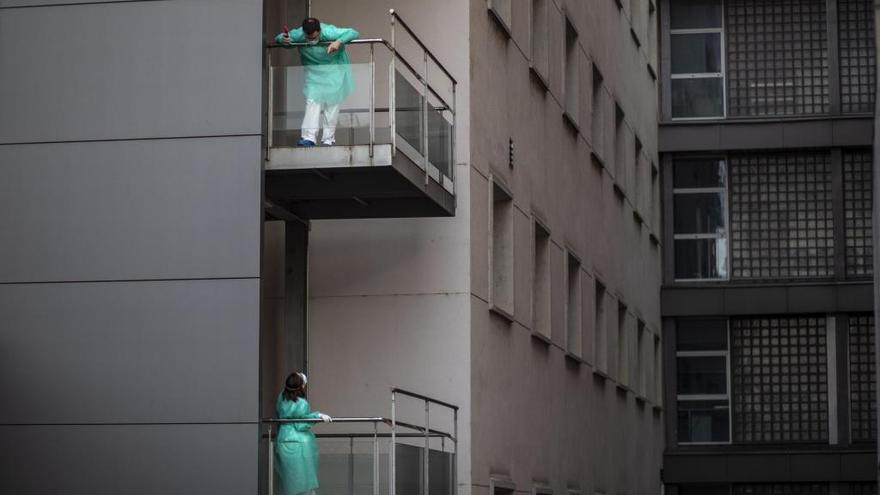 Sigue la última hora del coronavirus en Zamora. En la imagen, personal sanitario asomado a los balcones del Hospital Virgen de la Concha.