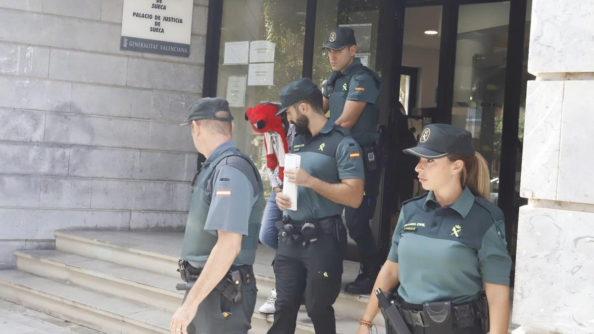 La joven detenida por matar a un hombre en Cullera sale de los juzgados de Sueca.