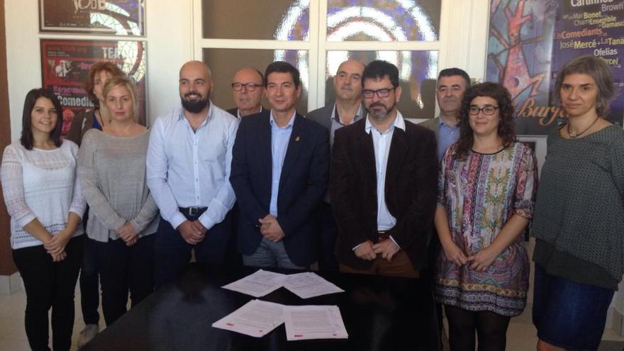 El nuevo equipo de gobierno integrado por PSPV y Compromís, hoy, casi al completo tras firmar el acuerdo.