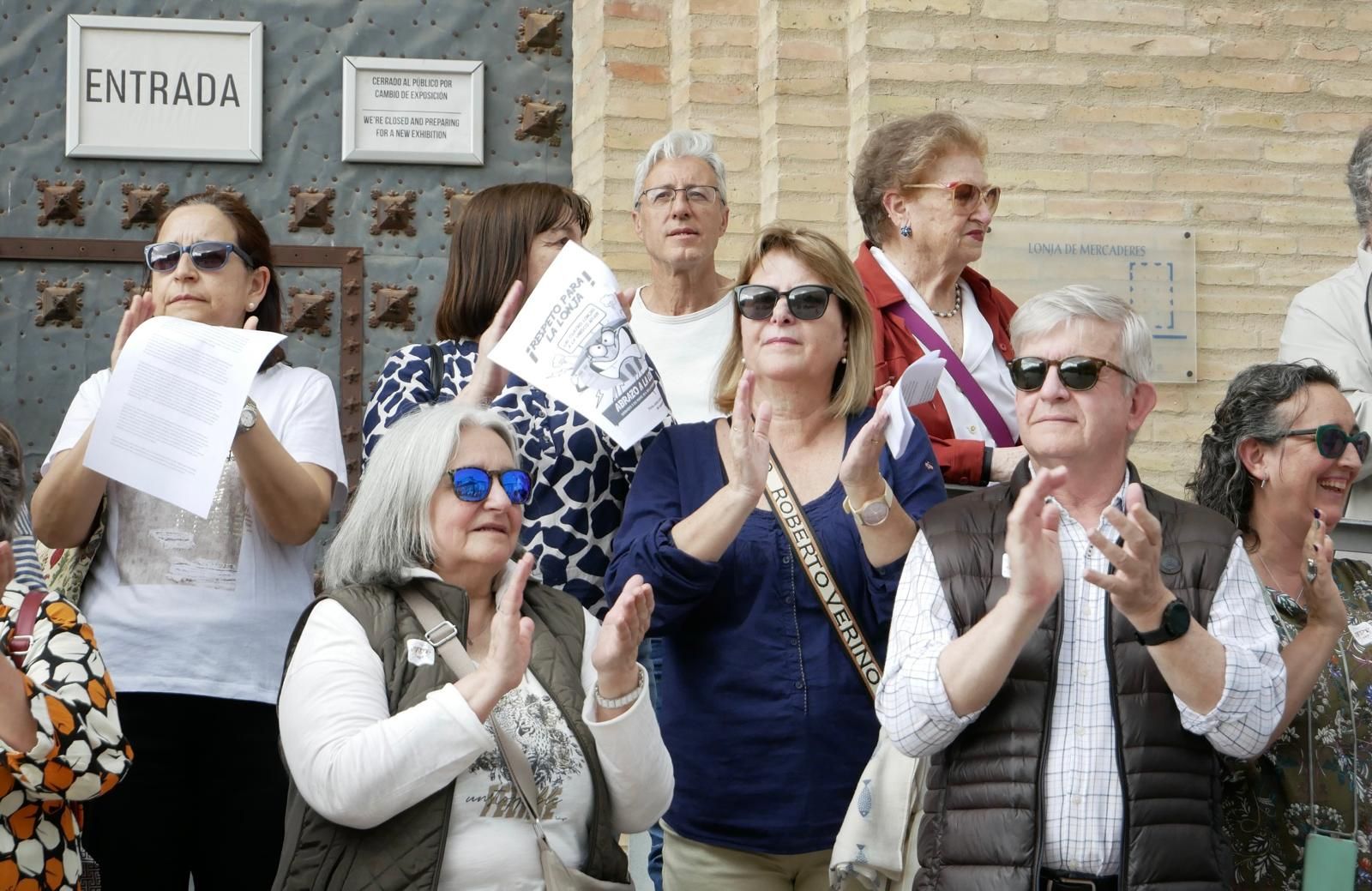 En imágenes | El abrazo a la Lonja de Zaragoza