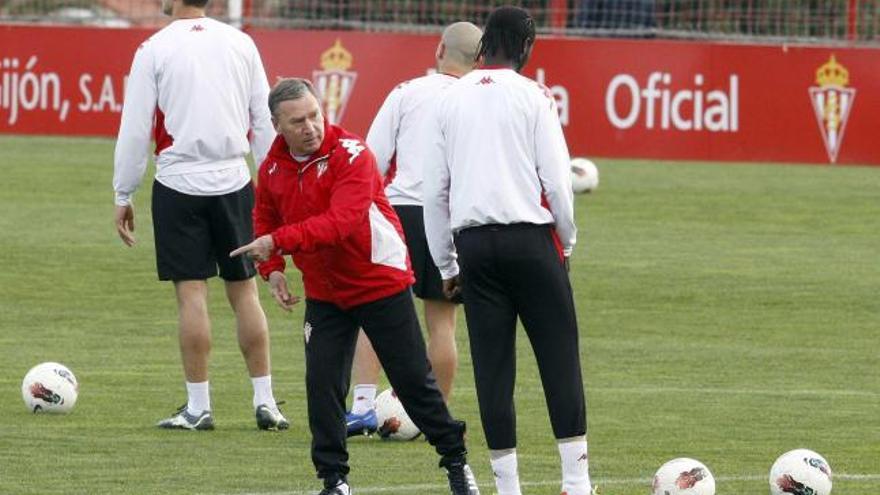 Clemente dando instrucciones, ayer, durante el entrenamiento en Mareo.