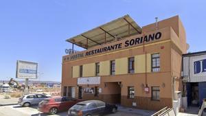 El lote de hostal, restaurante y locales comerciales que sale a subasta por 5 euros en total.