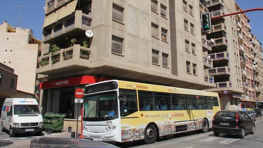 El Ayuntamiento gestionará los autobuses y garantiza la permanencia de la plantilla