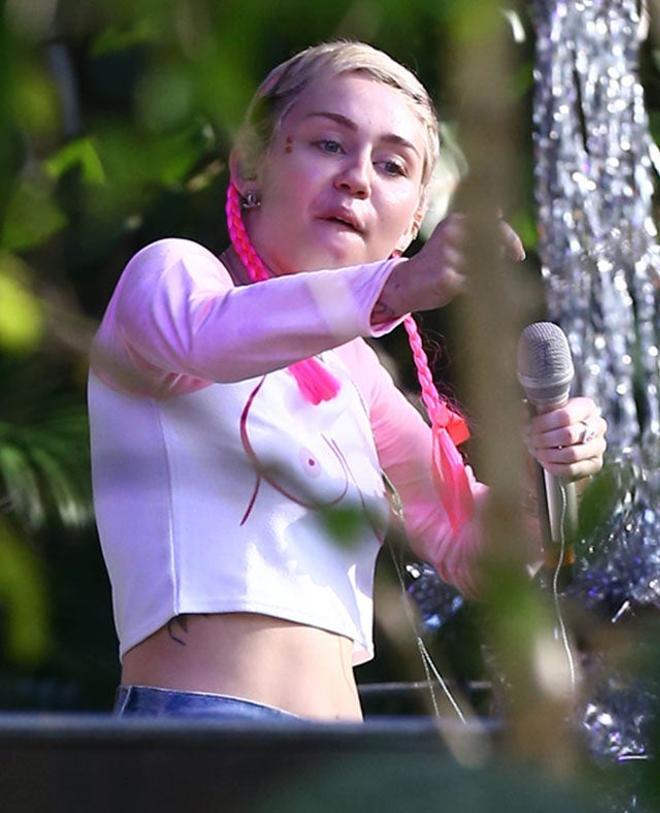 Miley Cyrus y sus peculiares "pechos"