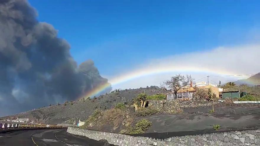 Un arcoíris entre la ceniza, la llamativa imagen del volcán de La Palma