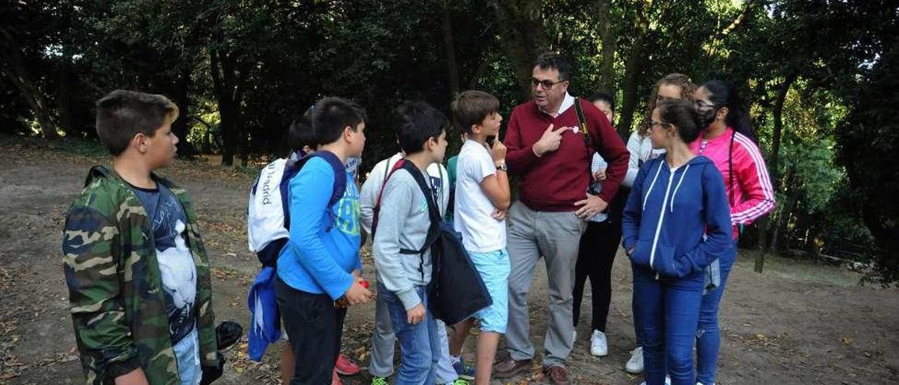 Mario Vázquez explica a los jóvenes las características del parque. // Iñaki Abella